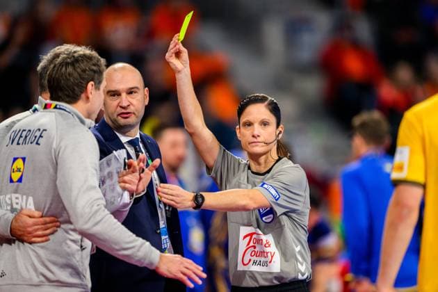Sport Themen der Woche KW02 Sport Bilder des Tages 240111 Head coach Glenn Solberg of Sweden receives a yellow card during the EHF European Handball Championship match between Sweden and Bosnia and Herzegovina on January 11, 2024 in Manheim. Photo: Ludvig Thunman BILDBYRAN kod LT LT0572 handball handboll handball handbolls-em 2024 sverige sweden bosnien hercegovina ehf european handball championship bosnia and herzegovina 1 bbeng depp varning *** 240111 Head coach Glenn Solberg of Sweden receives a yellow card during the EHF European Handball Championship match between Sweden and Bosnia and Herzegovina on January 11, 2024 in Manheim Photo Ludvig Thunman BILDBYRAN code LT LT0572 handball handboll handball handbolls em 2024 sverige sweden bosnien hercegovina ehf european handball championship bosnia and herzegovina 1 bbeng depp warning  Copyright: LUDVIGxTHUNMAN BB240111LT110