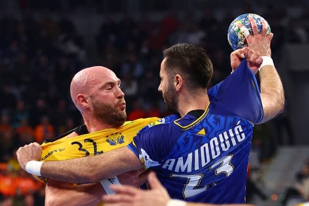 Oscar Bergendahl Sweden in duel with Dino Hamidovic Bosnia and Herzegovina Sweden vs Bosnia and Herzegovina, Handball, Men, EHF Euro 2024, Group E, Matchday 1, 11 01 2024 Sweden vs Bosnia and Herzegovina, Handball, Men, EHF Euro 2024, Group E, Matchday 1, 11 01 2024 Mannheim Copyright: xEibner-Pressefotox EP_RWS