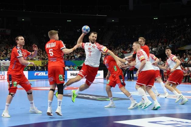 DEU, MEN S EHF EURO 2024, Norway vs Poland, 11 01 2024, Mercedes Benz Arena, Berlin, DEU, MEN S EHF EURO 2024, Norway vs Poland, in the picture Sander Sagosen NOR 5 , Paterek, Pawel POL 11 Photo Juergen Engler nordphoto GmbH nordphotoxGmbHx xEngler nph00076
