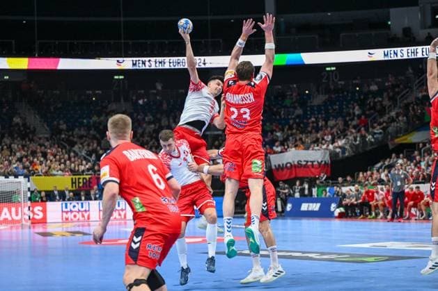 Handball match - Men s EHF Euro 2024 - Norway vs Poland Goran Sogard Johannessen (Norway) in action against Szymon Sicko (Poland) during the MenÃ¢& x80;& x99;s EHF Euro 2024 match between Norway vs. Poland at the Mercedes-Benz Arena in Berlin, Germany Berlin Germany  Copyright: xIPAxSport ABACAx