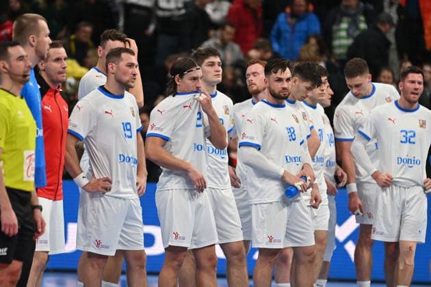 Team photo,team,team,team photo Czech Republic after the end of the game, disappointment,frustration,disappointed,frustrated,dejected, preliminary round Group F Denmark DEN Czech Republic CZE 23 14 on 11 01 2024 in Munich Germany, Olympiahalle Men s EHF EURO 2024 from 10 28 01 2024 Sven Simon Fotoagentur GmbH Co Pressefoto KG