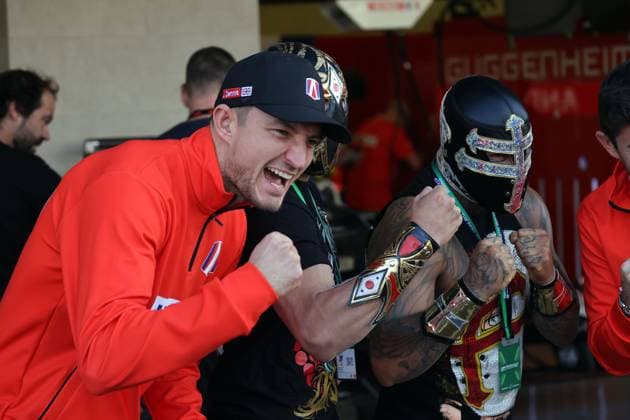 World Champion Jake Dennis GBR Andretti with clenched fist next to two Mexican wrestling fighters, pit lane, Formula E FIA World Championship season 10, Mexico City E Prix, Mexico, 11 01 202