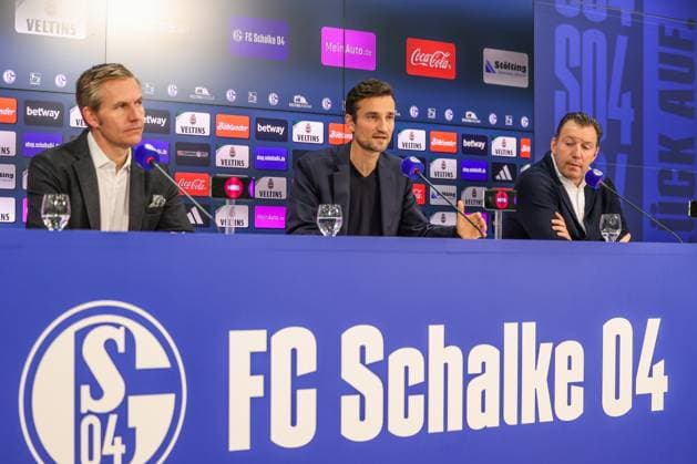 12 01 2024, Football, 2 Bundesliga, Season 2023 2024, Press conference FC Schalke 04, f l Axel Hefer FC Schalke 04 , Matthias Tillmann FC Schalke 04 , Sports Director Marc Wilmots FC Schalke 04 Gelsenkirchen Veltins Arena NRW Germany xRHR PHOTO TRx Copyright: RHR-FOTOx RHR-FOTO TR
