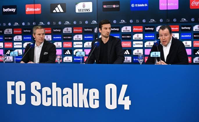 v r , Marc Wilmots Sports Director Schalke 04 , Matthias Tillmann Chairman of the Board FC Schalke 04 , Axel Hefer Chairman of the Supervisory Board FC Schalke 04 12 01 2024, Football, Press conference and media talk of FC Schalke 04, 2 Bundesliga season 2023 2024 Gelsenkirchen Press room Veltins Arena North Rhine-Westphalia Germany Team2