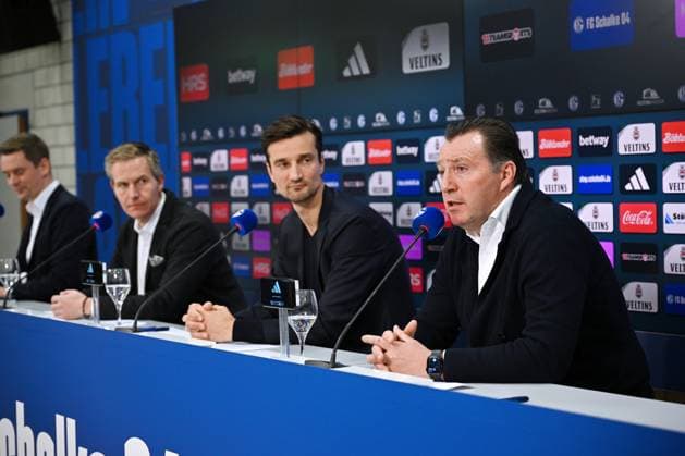 v r , Marc Wilmots Sports Director Schalke 04 , Matthias Tillmann Chairman of the Board FC Schalke 04 , Axel Hefer Chairman of the Supervisory Board FC Schalke 04 12 01 2024, Football, Press conference and media talk of FC Schalke 04, 2 Bundesliga season 2023 2024 Gelsenkirchen Press room Veltins Arena North Rhine-Westphalia Germany Team2
