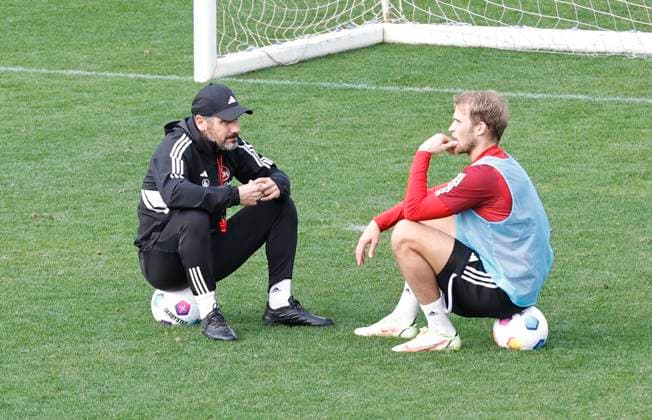 12 01 2024 Soccer 2 Soccer Bundesliga Season 2023 2024 1 FC Nuremberg FCN Club Training Camp Winter Winter Training Camp Marbella Spain Sports Photo Zink DaMa xdaxmax Cristian Fiel Coach 1 FC Nuremberg FCN Sebastian Andersson 20, 1 FC Nuremberg FCN talk after the end of training end of training