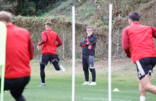 12 01 2024 Soccer 2 Soccer Bundesliga Season 2023 2024 1 FC Nuremberg FCN Club Training Camp Winter Winter Training Camp Marbella Spain Sportfoto Zink DaMa xdaxmax Dieter Hecking Board of Directors Sport 1 FC Nuremberg FCN observes thoughtfully Team Team