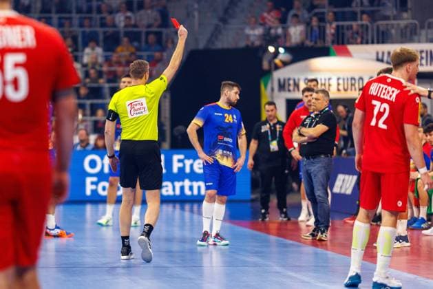 Sport Themen der Woche KW02 MEN’S EHF EURO 2024: Österreich - Rumänien, 12.01.2024, Mannheim Rote Karte nach Videobeweis für Nicusor Andrei Negru 24, Rumänien (ROU), Spiel der MEN’S EHF EURO 2024: Österreich - Rumänien am 12.01.2024 in der SAP-Arena Mannheim *** MENS EHF EURO 2024 Austria Romania, 12 01 2024, Mannheim Red card after video evidence for Nicusor Andrei Negru 24, Romania ROU , match of the MENS EHF EURO 2024 Austria Romania on 12 01 2024 at the SAP Arena Mannheim Copyright: xBEAUTIFULxSPORTS Hahnex