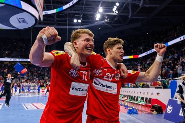 MENS EHF EURO 2024 Austria Romania, 12 01 2024, Mannheim Austria celebrates the 31 24 victory Sebastian Frimmel 20, Austria AUT , Lukas Hutecek 72, Austria AUT , jubilation emotion, joy Match of MENS EHF EURO 2024 Austria Romania on 12 01 2024 at SAP Arena Mannheim Copyright: xBEAUTIFULxSPORTS Hahnex
