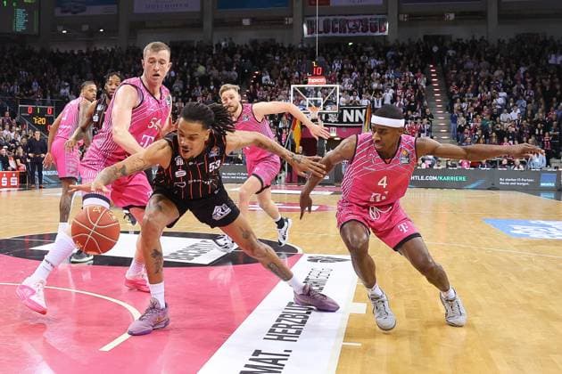 Sport Themen der Woche KW02 Sport Bilder des Tages Kevin Yebo (Chemnitz 53), Glynn Watson (Bonn 4), Telekom Baskets Bonn - Niners Chemnitz, 16. Spieltag, Basketball-Bundesliga Maenner, Saison 2023-24, 12.01.2024, Telekom Baskets Bonn - Niners Chemnitz, 16. Spieltag, Basketball-Bundesliga Maenner, Saison 2023-24, 12.01.2024, Bonn *** Kevin Yebo Chemnitz 53 , Glynn Watson Bonn 4 , Telekom Baskets Bonn Niners Chemnitz, 16 Matchday, Basketball Bundesliga Maenner, Season 2023 24, 12 01 2024, Telekom Baskets Bonn Niners Chemnitz, 16 Matchday, Basketball Bundesliga Maenner, Season 2023 24, 12 01 2024, Bonn Copyright: xEibner-Pressefoto JoergxNiebergax EP_JNL