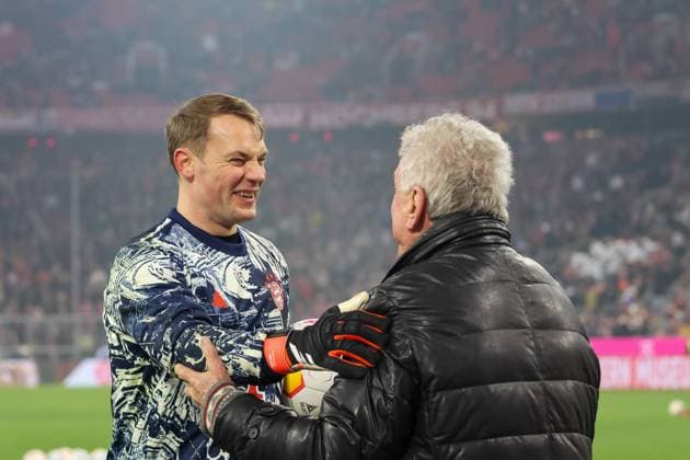 Manuel Neuer FC Bayern Muenchen, 01 with Sepp Maier, laughing, hug, FC Bayern Muenchen vs TSG Hoffenheim, Football, Bundesliga, Matchday 17, Season 2023 24, 12 01 2024, DFL REGULATES PROHIBIT ANY USE OF PHOTOGRAPHS AS IMAGE SEQUENCES, FC Bayern Muenchen vs TSG Hoffenheim, Football, Bundesliga, Matchday 17, Season 2023 24, 12 01 2024 Muenchen Copyright: xEibner-Pressefoto JennixMaulx EP_JML