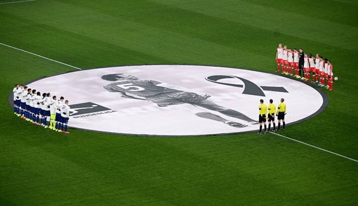 Bilder des Jahres 2024, Sport 01 Januar Sport Themen der Woche KW02 Sport Bilder des Tages Fussball 1. Bundesliga Saison 2023 2024 17. Spieltag FC Bayern Muenchen - TSG 1899 Hoffenheim 12.01.2024 Das Team des FC Bayern Muenchen bei der Gedenkenminute fuer die verstorbene FCB Legende Franz Beckenbauer. *** Football 1 Bundesliga Season 2023 2024 17 Matchday FC Bayern Muenchen TSG 1899 Hoffenheim 12 01 2024 The FC Bayern Muenchen team at the minutes silence in memory of the late FCB legend Franz Beckenbauer