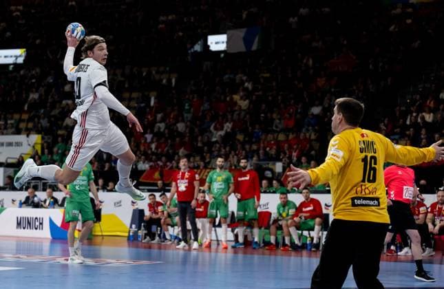 Zsolt Krakovszki Hungary Hungary, 10 on a throw against Nebojsa Simic Goalkeeper Goalkeeper, Montenegro, 16 after a steep attack GER, Hungary vs Montenegro, Handball, Men, EHF Euro 2024, Group C, Matchday 1, 12 01 2024 GER, Hungary vs Montenegro, Handball, Men, EHF Euro 2024, Group C, Matchday 1, 12 01 2024 Munich Copyright: xEibner-Pressefoto HeikexFeinerx EP_HFR