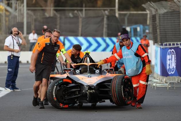 Mechanics and marshals push Jake Hughes crashed McLaren Gen3 race car back to the pits, Formula E FIA World Championship Season 10, Mexico City E Prix, Mexico, 12 01 2024
