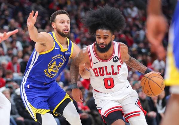 Sport Themen der Woche KW02 Sport Bilder des Tages CHICAGO, IL - JANUARY 12: Stephen Curry 30 of the Golden State Warriors guards Coby White 0 of the Chicago Bulls during the second half at the United Center on January 12, 2024 in Chicago, Illinois. (Photo by Melissa Tamez Icon Sportswire) NBA, Basketball Herren, USA JAN 12 Warriors at Bulls EDITORIAL USE ONLY Icon24011264