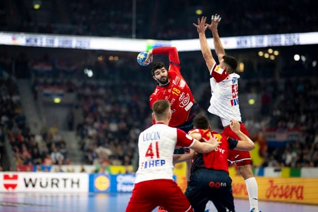 12 01 2024 Handball Men EHF EM 2024 Spain Croatia From left Tin Lucin Croatia , Imanol Garciandia Alustiza Spain , Adrian Figueras Trejo Spain , Zvonimir Srna Croatia Mannheim SAP Arena Baden Wuerttemberg Germany KlausTrotter 20240112 4709