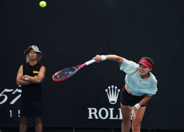 (240113) -- MELBOURNE, Jan. 13, 2024 -- Wang Yafan of China takes part in a training session ahead of the 2024 Australian Open tennis tournament, in Melbourne, Australia, Jan. 13, 2024. ) (SP)AUSTRALIA-MELBOURNE-TENNIS-AUSTRALIAN OPEN-TRAINING WangxShen 