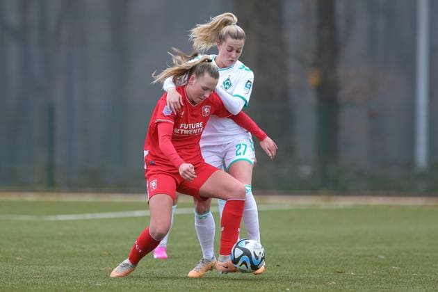 Sport Themen der Woche KW02 v.li.: Fieke Kroese (FC Twente Vrouwen, 17) und Nina Lührßen (SV Werder Bremen, 27) im Zweikampf, Duell, Dynamik, Aktion, Action, Spielszene, 13.01.2024, Lastrup (Deutschland), Fussball, Testspiel Frauen, SV Werder Bremen - FC Twente Enschede *** from left Fieke Kroese FC Twente Vrouwen, 17 and Nina Lührßen SV Werder Bremen, 27 in duel, duel, dynamics, action, action, match scene, 13 01 2024, Lastrup Germany , Soccer, Test match women, SV Werder Bremen FC Twente Enschede xobx