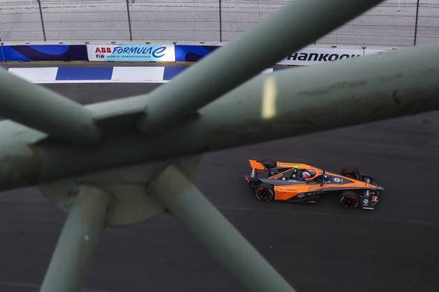 05 HUGHES Jake (gbr), NEOM McLaren Formula E Team, Nissan e-4ORCE 04, action during the 2024 Hankook Mexico City ePrix, 1st meeting of the 2023-24 ABB FIA Formula E World Championship, WM, Weltmeisterschaft on the Autodromo Hermanos Rodriguez from January 11 to 13, in Mexico City, Mexico - 2024 FORMULA E HANKOOK MEXICO CITY ePRIX DPPI Panoramic  20240113_R3025953
