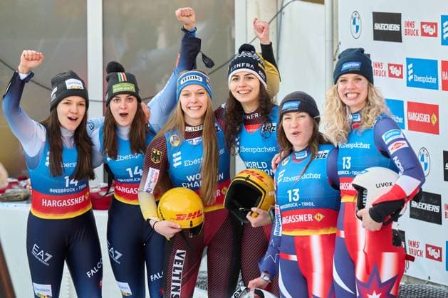 Bilder des Jahres 2024, Sport 01 Januar Sport Themen der Woche KW02 Innsbruck, Österreich 13.- 14.. Januar 2024: Eberspächer Rennrodel Weltcup - 2023 2024 - 13.01.2024 Im Bild: Flowerzeremonie v.lks. Andrea Voetter Marion Oberhofer (ITA), Jessica Degenhardt Cheyenne Rosenthal (GER), Chevonne Chelsea Forgan Sophia Kirkby (USA) Olympia Eiskanal Igls Südtirol *** Innsbruck, Austria January 13 14 2024 Eberspächer Luge World Cup 2023 2024 13 01 2024 In the picture Flower ceremony from left Andrea Voetter Marion Oberhofer ITA , Jessica Degenhardt Cheyenne Rosenthal GER , Chevonne Chelsea Forgan Sophia Kirkby USA Olympia Eiskanal Igls South Tyrol Copyright: xFotostandx xWassmuthx