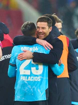 Sport Themen der Woche KW02 Exequiel PALACIOS, Lev 25 celebrates his goal, happy, laugh, celebration, 0-1, with Xabi Alonso, Trainer, headcoach teammanager Leverkusen in the match FC AUGSBURG - BAYER 04 LEVERKUSEN 0-1 on Jan 13, 2024 in Augsburg, Germany. Season 2023 2024, 1.Bundesliga, FCA, Werkself, matchday 16, 16.Spieltag
