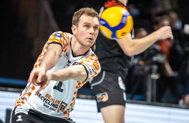 13 01 2024, Berlin, Volleyball 1 Bundesliga, Men, Matchday 14, BR Volleys WWK Volleys Herrsching, Max Schmeling Halle Berlins libero Adam Kowalski takes a ball BR Volleys WWK Volleys Herrsching