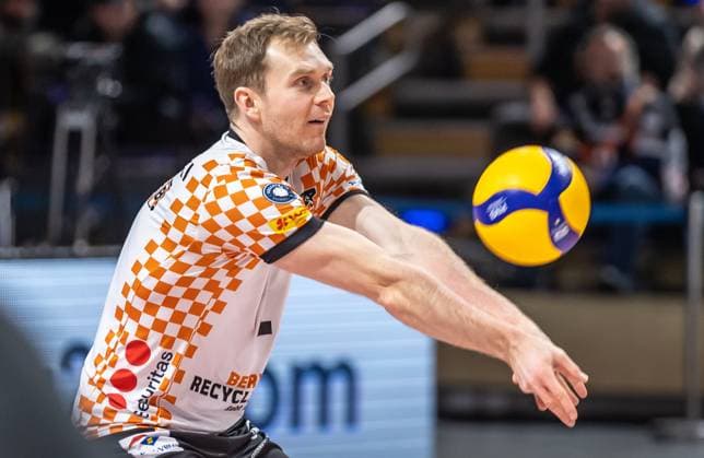 13 01 2024, Berlin, Volleyball 1 Bundesliga, Men, Matchday 14, BR Volleys WWK Volleys Herrsching, Max Schmeling Halle Berlins libero Adam Kowalski takes a ball BR Volleys WWK Volleys Herrsching