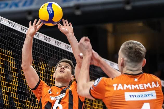 13 01 2024, Berlin, Volleyball 1 Bundesliga, Men, Matchday 14, BR Volleys WWK Volleys Herrsching, Max Schmeling Halle Berlins Johannes Tille l takes a ball BR Volleys WWK Volleys Herrsching