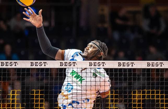 13 01 2024, Berlin, Volleyball 1 Bundesliga, Men, 14 Matchday, BR Volleys WWK Volleys Herrsching, Max Schmeling Halle Magloire Mayaula from WWK Volleys Herrsching plays the ball over the net BR Volleys WWK Volleys Herrsching