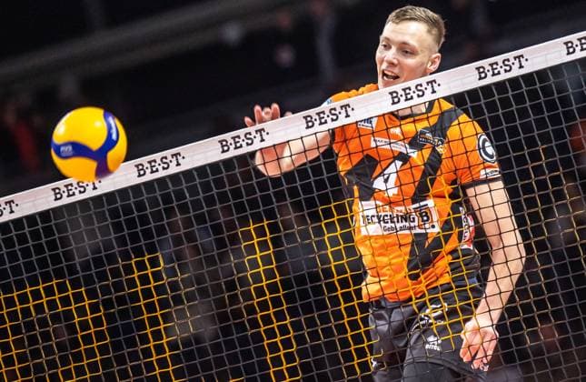 13 01 2024, Berlin, Volleyball 1 Bundesliga, Men, Matchday 14, BR Volleys WWK Volleys Herrsching, Max Schmeling Halle Berlins Timo Tammemaa plays the ball over the net BR Volleys WWK Volleys Herrsching