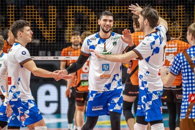 13 01 2024, Berlin, Volleyball 1 Bundesliga, Men, Matchday 14, BR Volleys WWK Volleys Herrsching, Max Schmeling Halle Djordje Ilic from WWK Volleys Herrsching and teammates cheer BR Volleys WWK Volleys Herrsching