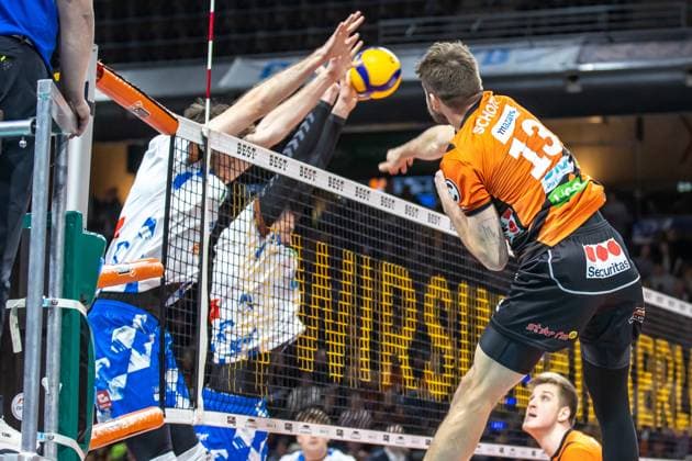 13 01 2024, Berlin, Volleyball 1 Bundesliga, Men, Matchday 14, BR Volleys WWK Volleys Herrsching, Max Schmeling Halle Berlins Ruben Schott r plays against the block from Herrsching BR Volleys WWK Volleys Herrsching