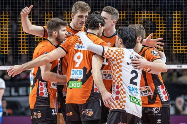 13 01 2024, Berlin, Volleyball 1 Bundesliga, Men, Matchday 14, BR Volleys WWK Volleys Herrsching, Max Schmeling Halle Berlin Volleys players cheer BR Volleys WWK Volleys Herrsching