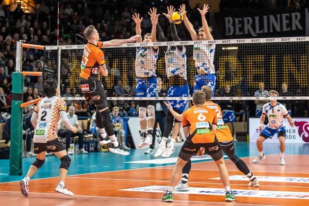 13 01 2024, Berlin, Volleyball 1 Bundesliga, Men, Matchday 14, BR Volleys WWK Volleys Herrsching, Max Schmeling Halle Berlins Marek Sotola l plays against the block from Herrsching BR Volleys WWK Volleys Herrsching