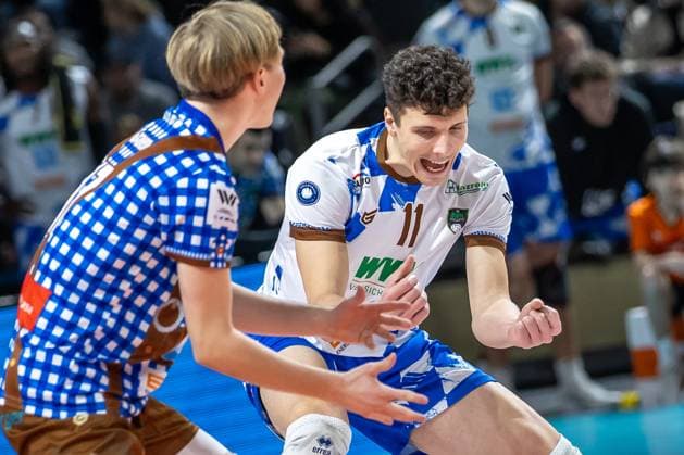 13 01 2024, Berlin, Volleyball 1 Bundesliga, Men, 14 Matchday, BR Volleys WWK Volleys Herrsching, Max Schmeling Halle Libero Leonard Graven l and Theo Timmermann from WWK Volleys Herrsching Volleys cheer BR Volleys WWK Volleys Herrsching