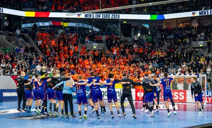 HANDBALL - EHF EURO 2024 MANNHEIM,GERMANY,13.JAN.24 - HANDBALL - EHF Men s European Championship, EM, Europameisterschaft 2024, group stage, Bosnia and Herzegovina vs Netherlands. Image shows the rejoicing of NED with fans.  GEPAxpictures xEdgarxEisner
