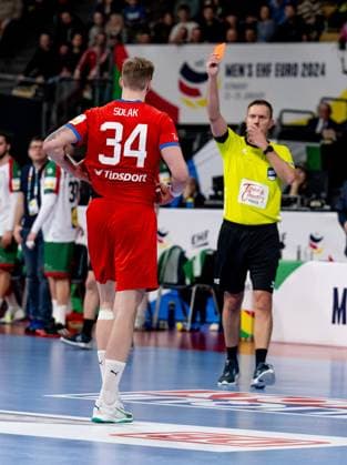 Dominik Solak Czech Republic Czechia, 34 receives the red card after he shot the opponents goalkeeper in the face GER, Czech Republic vs Portugal, Handball, Men, EHF Euro 2024, Group F, Matchday 2, 13 01 2024 GER, Czech Republic vs Portugal, Handball, Men, EHF Euro 2024, Group F, Matchday 2, 13 01 2024 Munich Copyright: xEibner-Pressefoto HeikexFeinerx EP_HFR