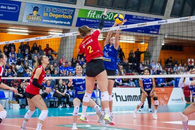 Amelie Strothoff VC Neuwied, 02 vs Kayla Haneline Allianz MTV Stuttgart, 16 Allianz MTV Stuttgart VC Neuwied, Sport, Volleyball Bundesliga, Women, VBL, Season 2023 24, 13 01 2024, Stuttgart SCHARRena , DEU Allianz MTV Stuttgart VC Neuwied, Sport, Volleyball Bundesliga, Women, VBL, Season 2023 24, 13 01 2024, Stuttgart SCHARRena , DEU Stuttgart Copyright: xSandyxDinkelackerx EP_SDR