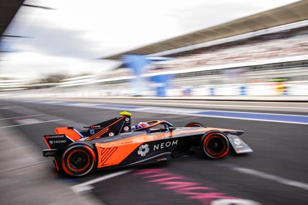 Sport Bilder des Tages 05 HUGHES Jake (gbr), NEOM McLaren Formula E Team, Nissan e-4ORCE 04, action during the 2024 Hankook Mexico City ePrix, 1st meeting of the 2023-24 ABB FIA Formula E World Championship, WM, Weltmeisterschaft on the Autodromo Hermanos Rodriguez from January 11 to 13, in Mexico City, Mexico - 2024 FORMULA E HANKOOK MEXICO CITY ePRIX DPPI Panoramic  03424001__R5_3417