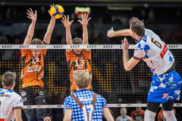13 01 2024, Berlin, Volleyball 1 Bundesliga, Men, Matchday 14, BR Volleys WWK Volleys Herrsching, Max Schmeling Halle Filip John r l of WWK Volleys Herrsching plays against Berlins block of Ruben Schott and Saso Stalekar BR Volleys WWK Volleys Herrsching