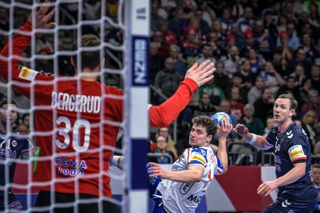 Handball EHF Handball EM 2024, Faroe Islands Norway 13 01 2024, xdanx, Handball EHF Handball EM 2024, Faroe Islands Norway v l Torbjorn Sittrup Bergerud Norway 30 ,Elias Ellefsen a Skipagotu Faroe Islands 71 ,Sander Sagosen Norway 5 ,throws goal, goal scorer, scores goal, scores the goal Berlin Mercedes Benz Arena Berlin Germany EN Copyright: xDanielxLakomskix