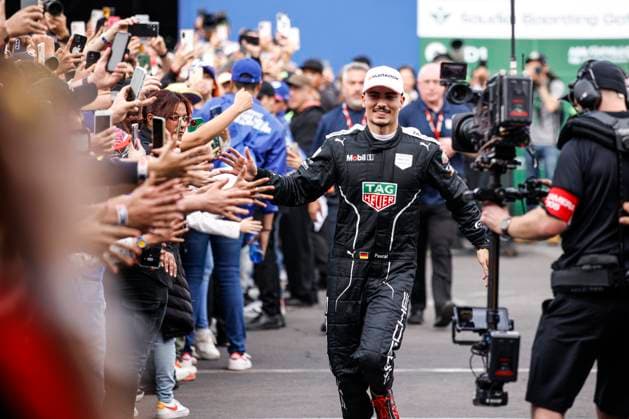 WEHRLEIN Pascal (ger), TAG HEUER Porsche Formula E Team, Porsche 99X Electric, portrait victory celebration during the 2024 Hankook Mexico City ePrix, 1st meeting of the 2023-24 ABB FIA Formula E World Championship, WM, Weltmeisterschaft on the Autodromo Hermanos Rodriguez from January 11 to 13, in Mexico City, Mexico - 2024 FORMULA E HANKOOK MEXICO CITY ePRIX DPPI Panoramic  03424001__R5_3941