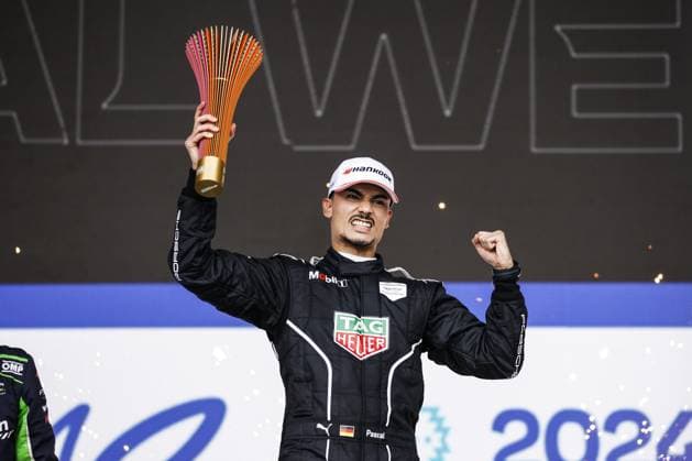WEHRLEIN Pascal (ger), TAG HEUER Porsche Formula E Team, Porsche 99X Electric, portrait victory celebration podium, during the 2024 Hankook Mexico City ePrix, 1st meeting of the 2023-24 ABB FIA Formula E World Championship, WM, Weltmeisterschaft on the Autodromo Hermanos Rodriguez from January 11 to 13, in Mexico City, Mexico - 2024 FORMULA E HANKOOK MEXICO CITY ePRIX DPPI Panoramic  03424001__R5_4136