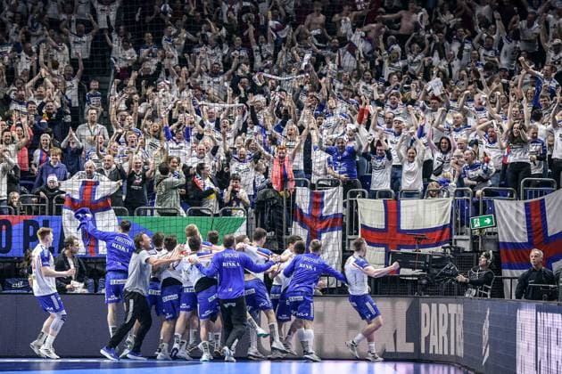 Handball EHF Handball EM 2024, Faroe Islands Norway 13 01 2024, xdanx, Handball EHF Handball EM 2024, Faroe Islands Norway v l Faroe Islands team celebrate their draw against Norway in front of the Fankurve Berlin Mercedes Benz Arena Berlin Germany EN Copyright: xDanielxLakomskix