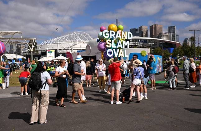 TENNIS AUSTRALIAN OPEN, Spectators are seen on arrival for Day 1 of the 2024 Australian Open at Melbourne Park in Melbourne, Sunday, January 14, 2024. ( NO ARCHIVING, EDITORIAL USE ONLY, NO USE IN BOOKS WITHOUT CONSENT MELBOURNE VICTORIA AUSTRALIA  Copyright: xJAMESxROSSx 20240114001888650243