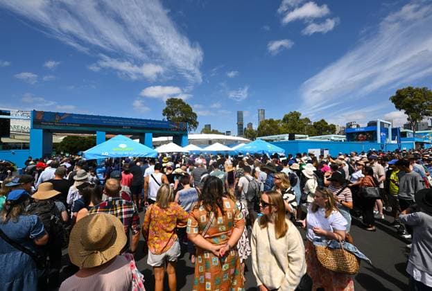 TENNIS AUSTRALIAN OPEN, Spectators are seen arriving on Day 1 of the 2024 Australian Open at Melbourne Park in Melbourne, Sunday, January 14, 2024. ( NO ARCHIVING, EDITORIAL USE ONLY, NO USE IN BOOKS WITHOUT CONSENT MELBOURNE VICTORIA AUSTRALIA  Copyright: xLUKASxCOCHx 20240114001888683684