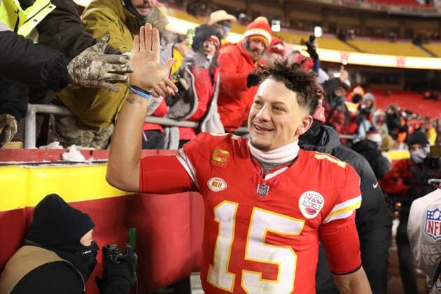 KANSAS CITY, MO - JANUARY 13: Kansas City Chiefs quarterback Patrick Mahomes (15) high fives fans after an AFC Wild Card playoff game between the Miami Dolphins and Kansas City Chiefs on Jan 13, 2024 at GEHA Field at Arrowhead Stadium in Kansas City, MO. (Photo by Scott Winters Icon Sportswire) NFL, American Football Herren, USA JAN 13 AFC Wild Card - Dolphins at Chiefs EDITORIAL USE ONLY Icon2401131336