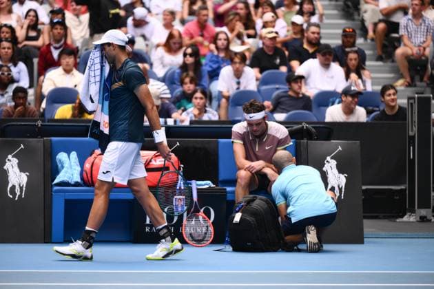 Taylor Fritz (USA) receives medical treatment during his first round match Australian Open, Day One, Tennis, Melbourne Park, Melbourne, Australia - 14 Jan 2024  Copyright: xJamesxGourley Shutterstockx 14297568gk