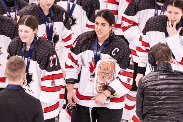 14 01 2024, Zug, BOSSARD Arena, Ice Hockey U18 Women World Cup 3rd Place Final Canada Finland, 21 Emma Venusio Canada with 3rd place trophy  Copyright: xJustPictures.ch VedranxGalijasx