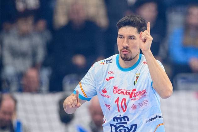 240114 Alex Dujshebaev Dovichebaeva of Spain celebrates during the EHF European Handball Championship match between Romania and Spain on January 14, 2024 in Manheim Photo Ludvig Thunman BILDBYRAN code LT LT0577 handball handball handball handballs em 2024 romania spain ehf european handball championship spain day 4 bbeng jubel  Copyright: LUDVIGxTHUNMAN BB240114LT008